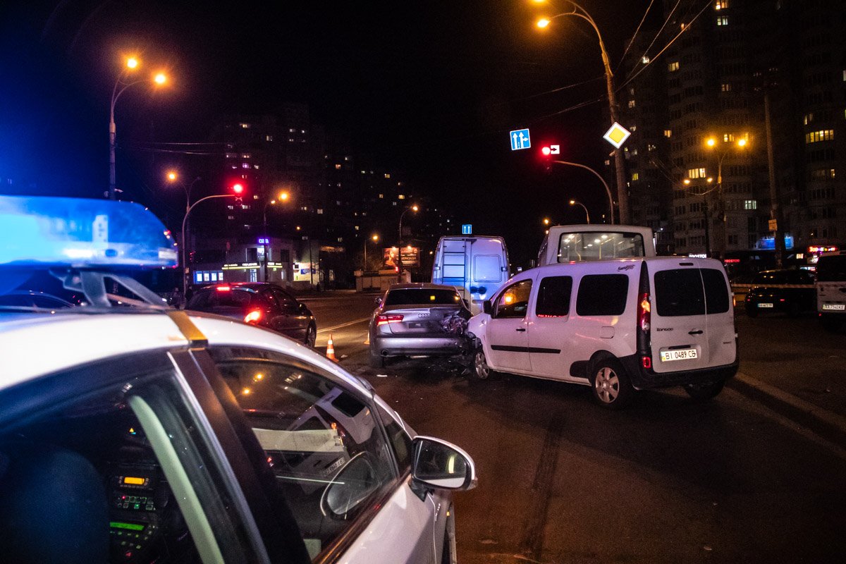 Авария случилась на пересечении с улицей Тростянецкой 