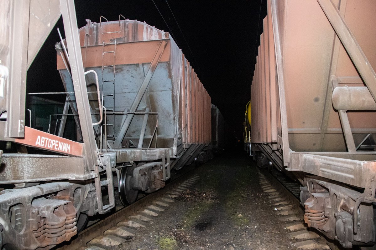 Он залез на грузовой вагон поезда на втором пути 