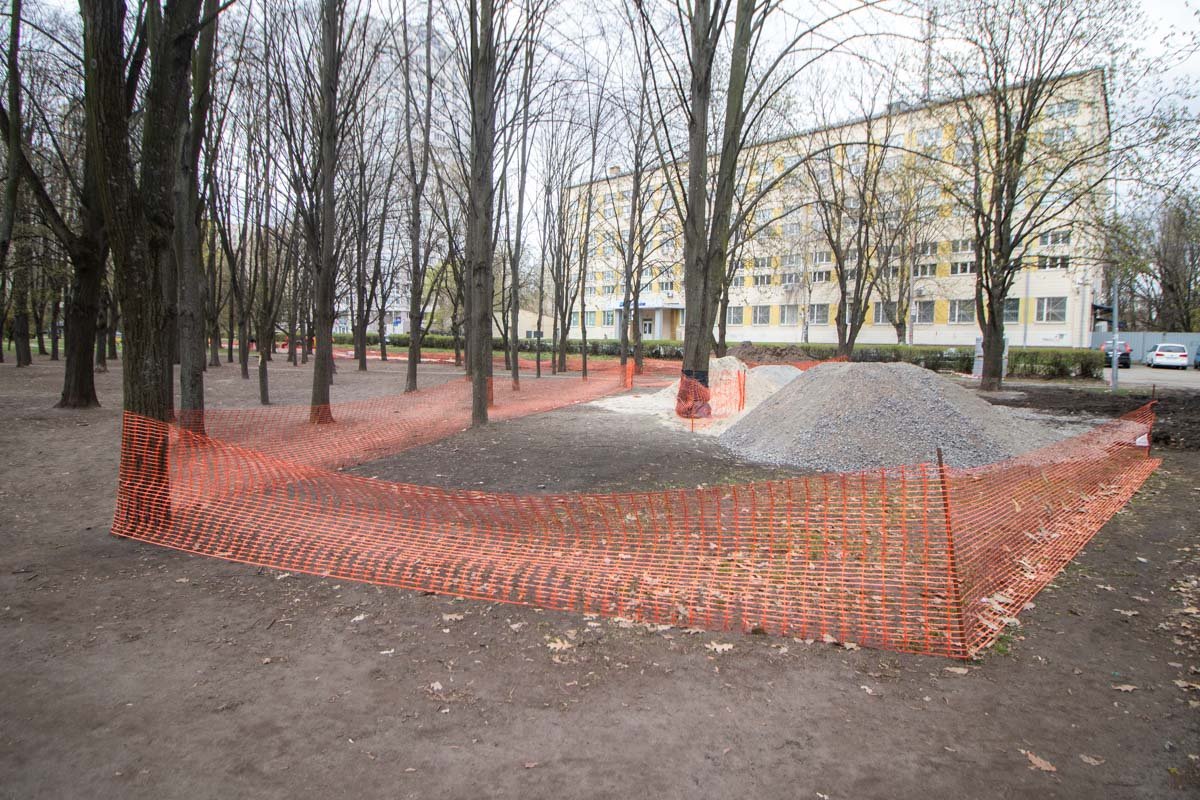 Работы здесь начались совсем недавно, поэтому большинство работ пока выглядит так - просто огороженные участки со строительными материалами