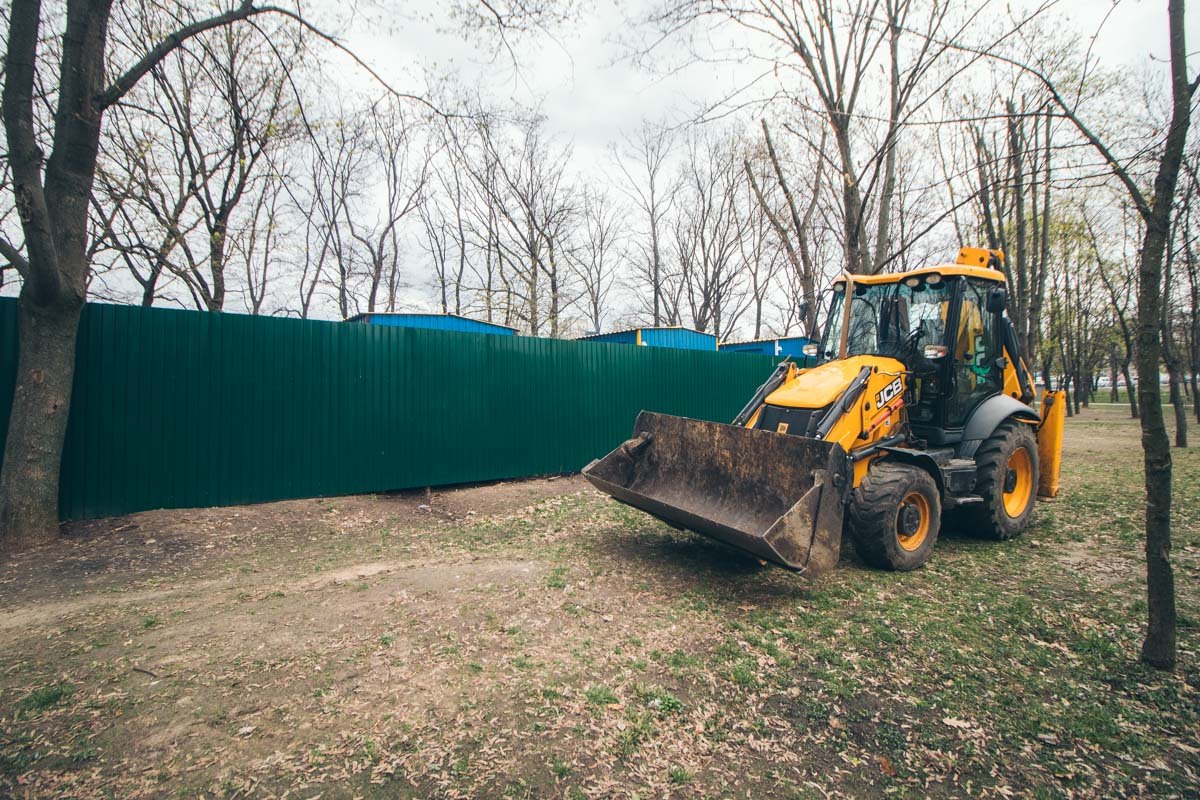 Зато на территории уже появились строительные контейнеры