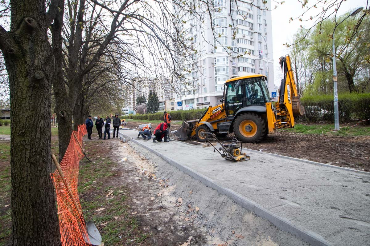 А некоторые дорожки строители уже почти возвели