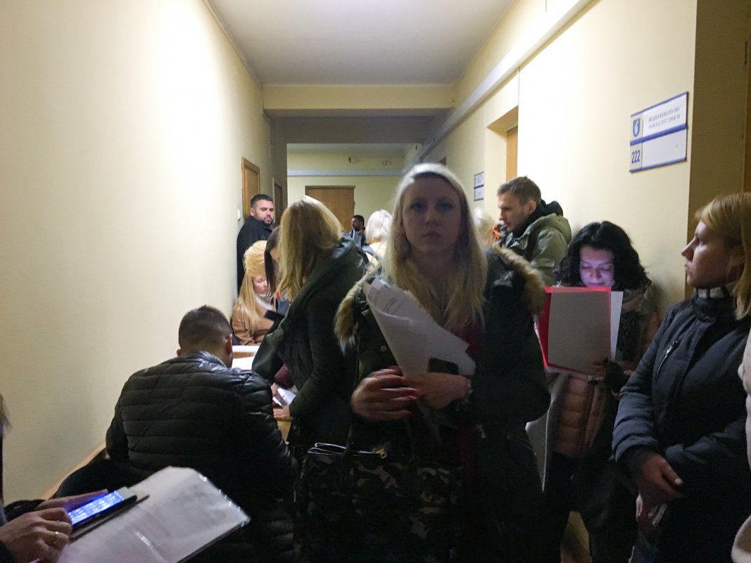 Затем людей по несколько человек вызывают