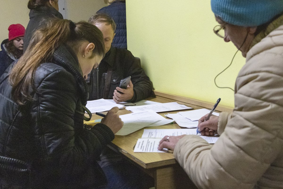 Несмотря на огромную очередь в коридорах из десятков избирателей, сотрудники отдела объявили, что в 13:00 уйдут на обед