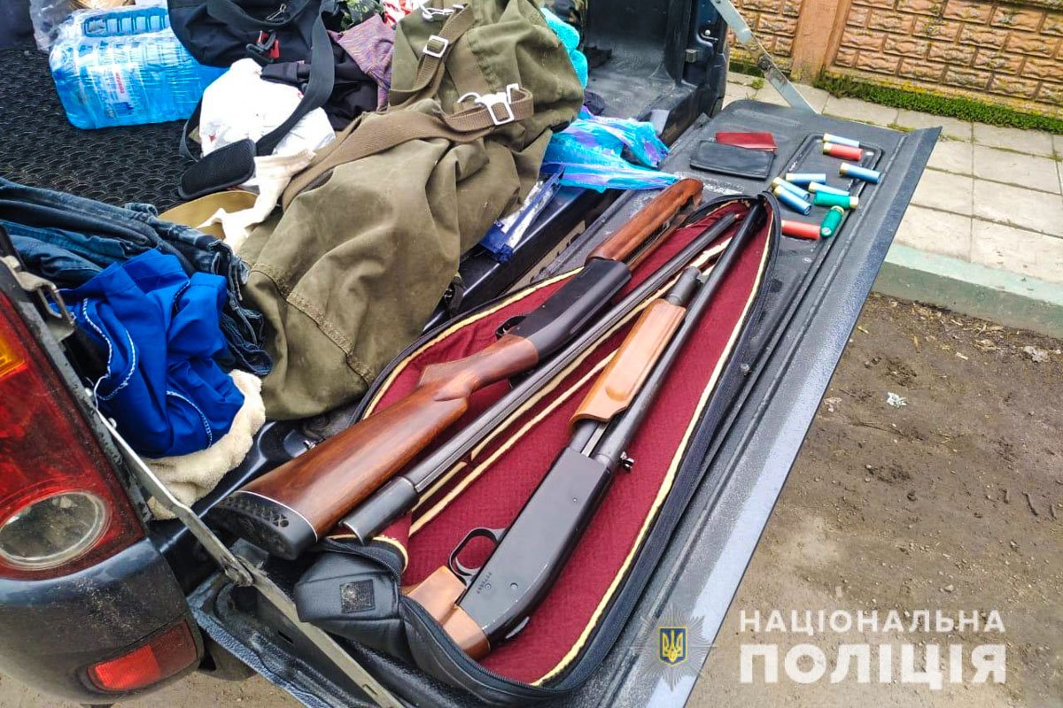 Во время обысков полиция изъяла оружие Во время обысков полиция изъяла оружие