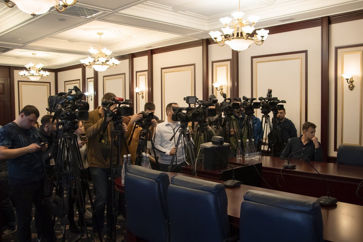 В ходе брифинга представителям СМИ рассказали о задержании троих подозреваемых в убийстве ювелира Сергея Киселева В ходе брифинга представителям СМИ рассказали о задержании троих подозреваемых в убийстве ювелира Сергея Киселева