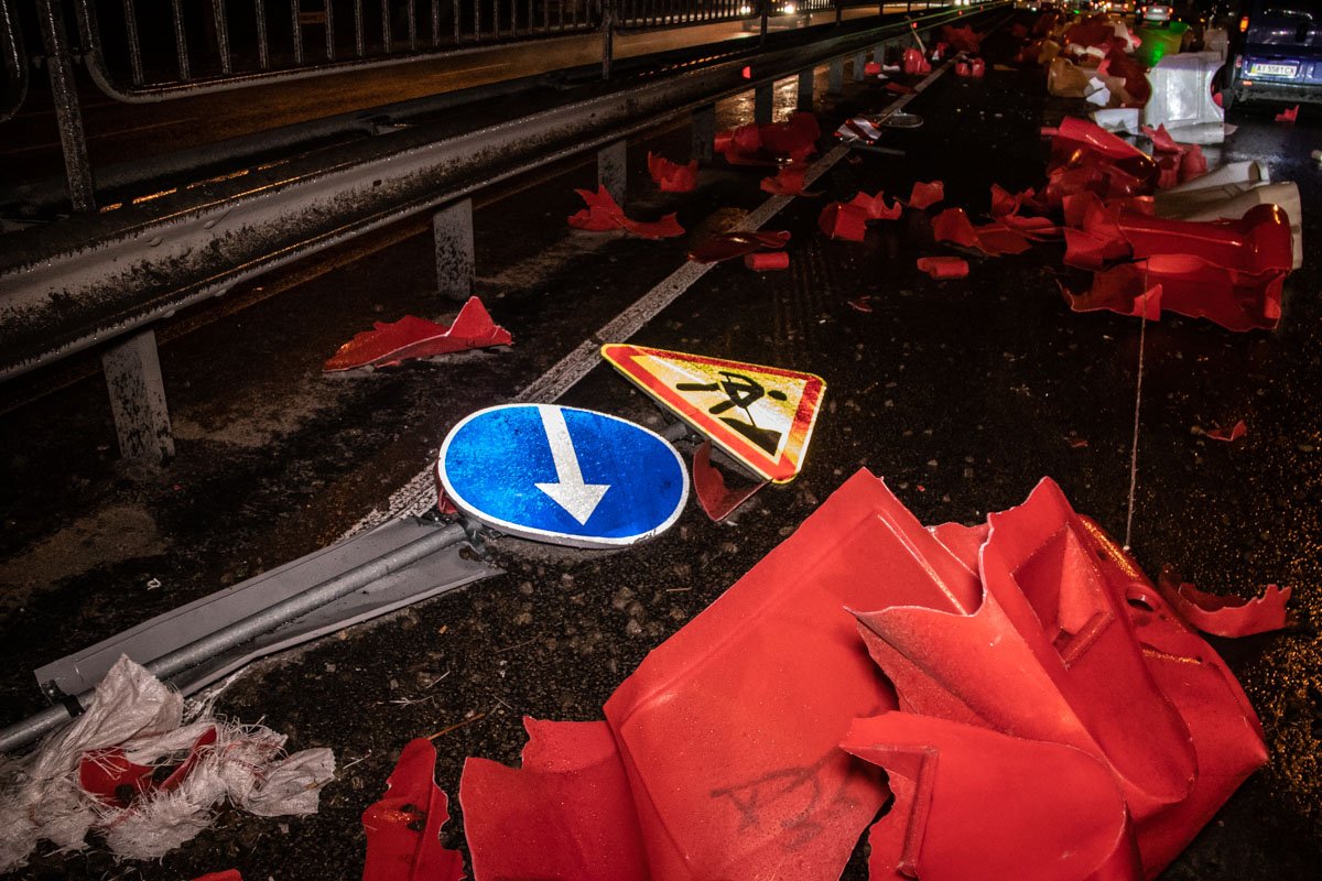 Недалеко от пересечения проспекта Победы с улицей Гарматной, мужчина за рулем микроавтобуса не заметил пластиковые отбойники