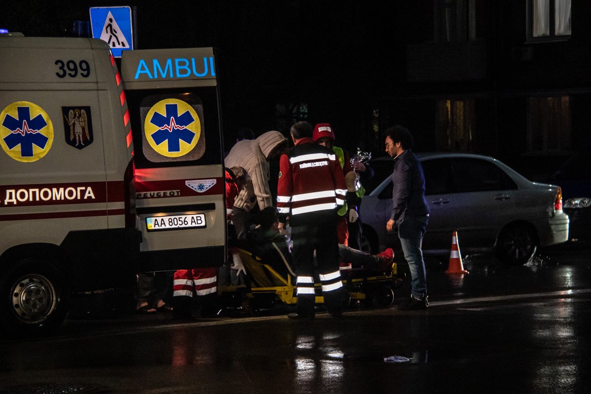 Мужчина  переходил дорогу по наземному переходу, слушая музыку в наушниках