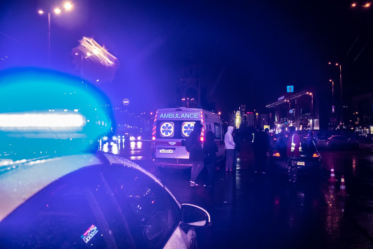 Водитель Renault зацепил пешехода левым крылом