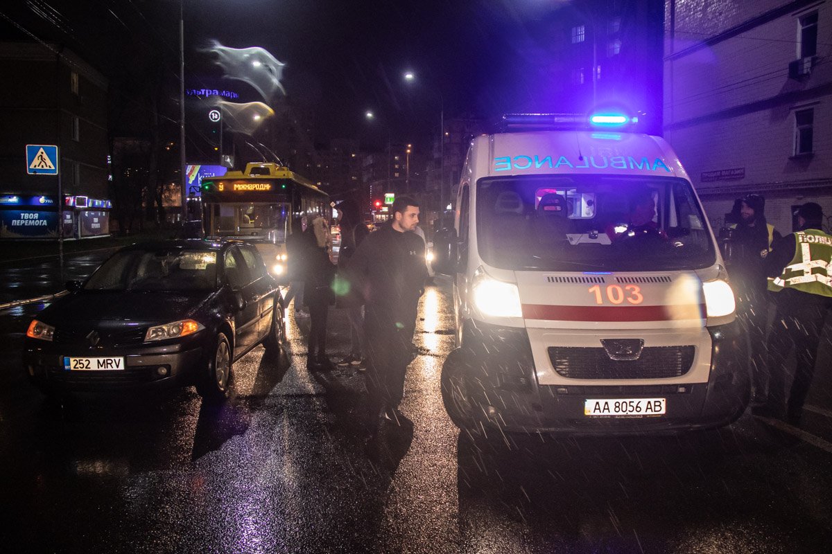 Прибывшие на место происшествия медики погрузили потерпевшего в машину скорой помощи и госпитализировали его