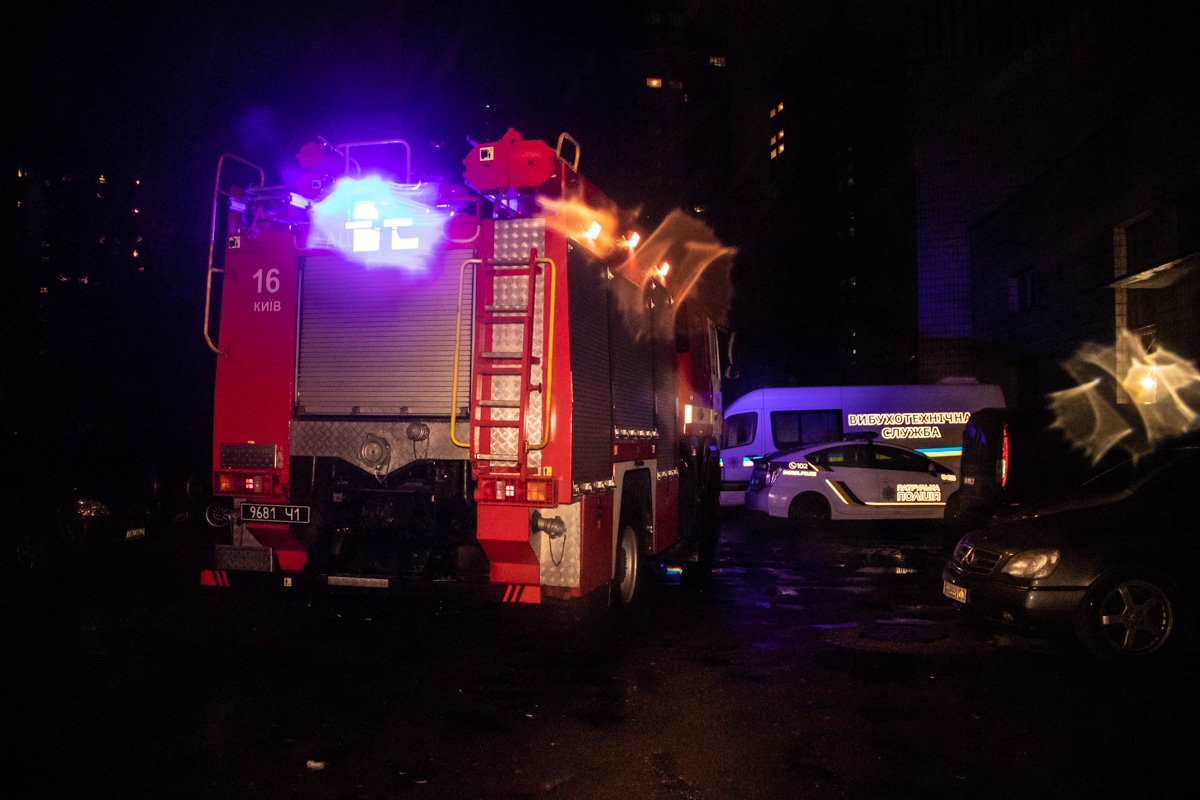 На место прибыли сотрудники взрывотехнической службы, кинологи с собаками, спасатели ГСЧС и автомобиль скорой помощи На место прибыли сотрудники взрывотехнической службы, кинологи с собаками, спасатели ГСЧС и автомобиль скорой помощи