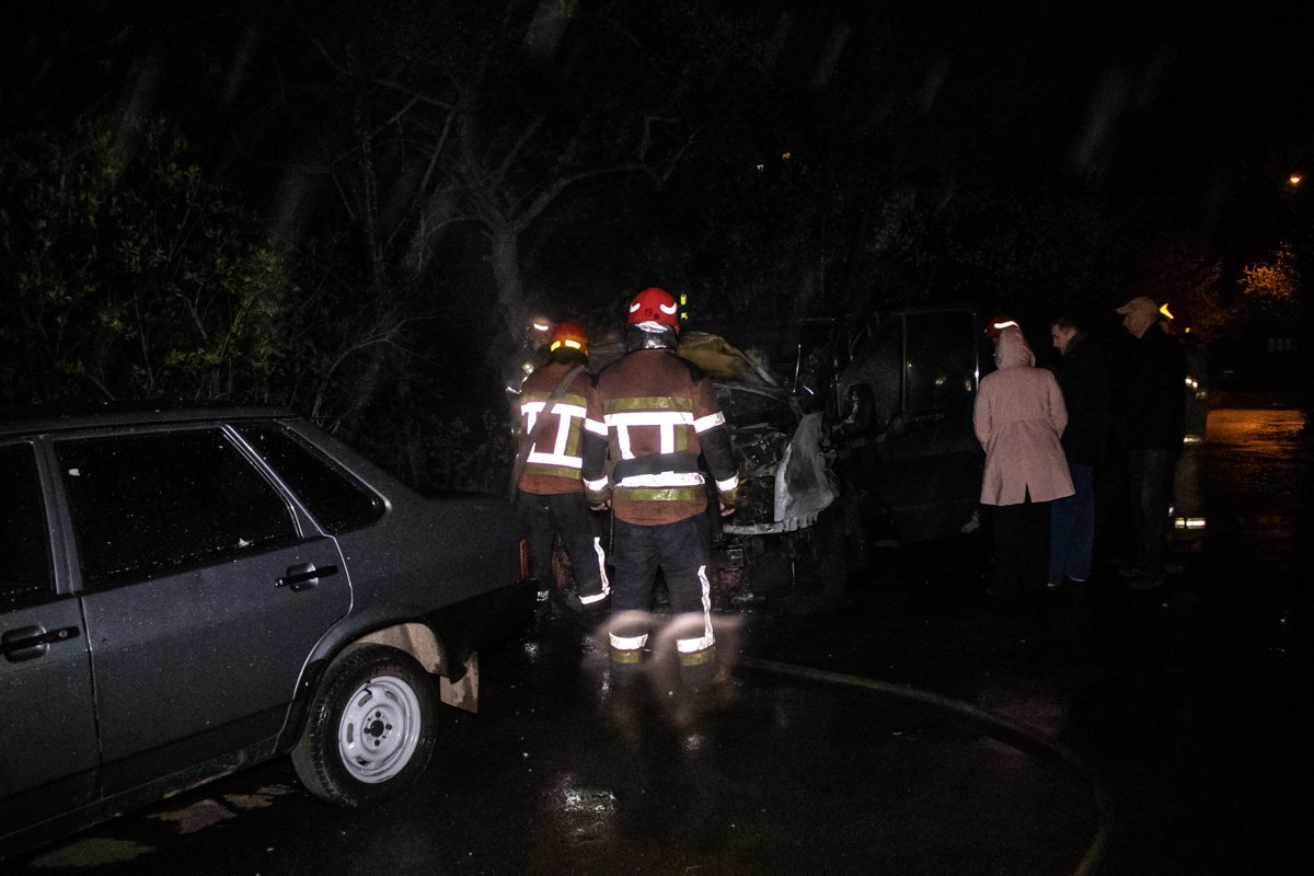 ВКиеве во дворе жилого дома произошло возгорание в припаркованном микроавтобусе Ford Transit
