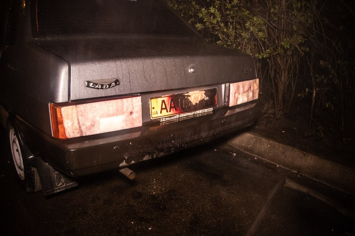 Огонь также повредил стоящий рядом автомобиль ВАЗ-21099