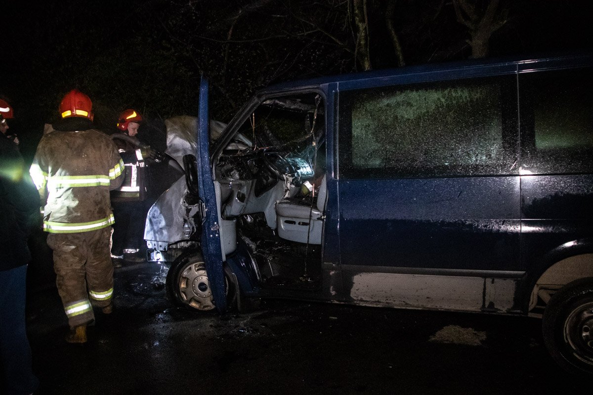 По предварительным данным, пожар случился из-за неисправной проводки в микроавтобусе