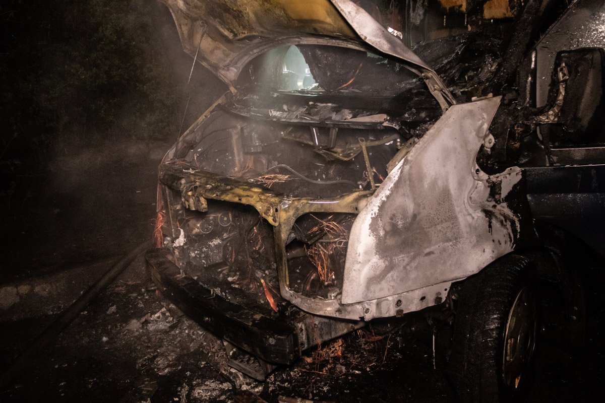 Владелец Ford Transit припарковал микроавтобус под домом где он проживает