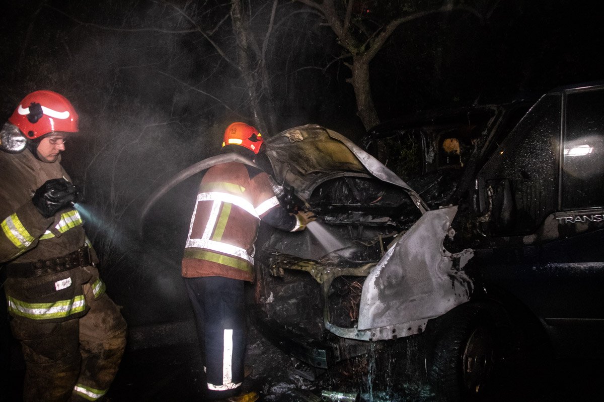 Ночью, проснувшись, мужчина увидел, как пылает его автомобиль