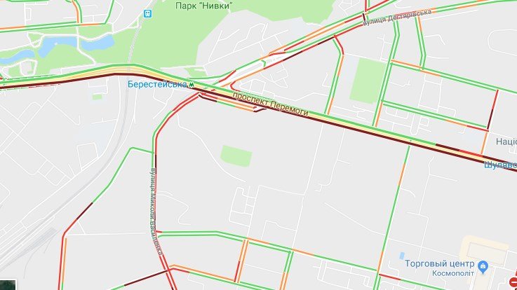 Причем по всему периметру проспекта