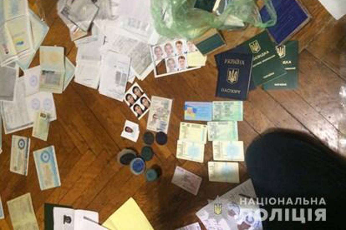 Под Киевом группа мужчин предоставляла поддельные документы для пересечения границы