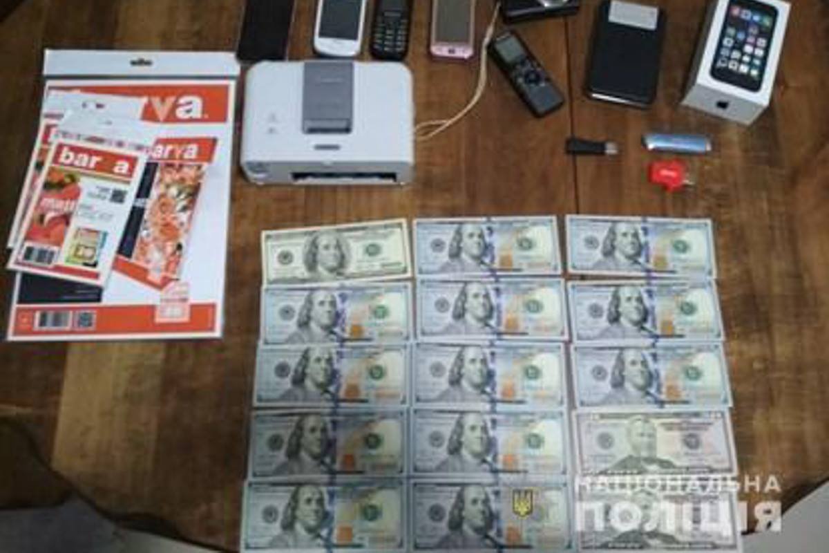 Изъятые вещественные доказательства были переданы на экспертизу