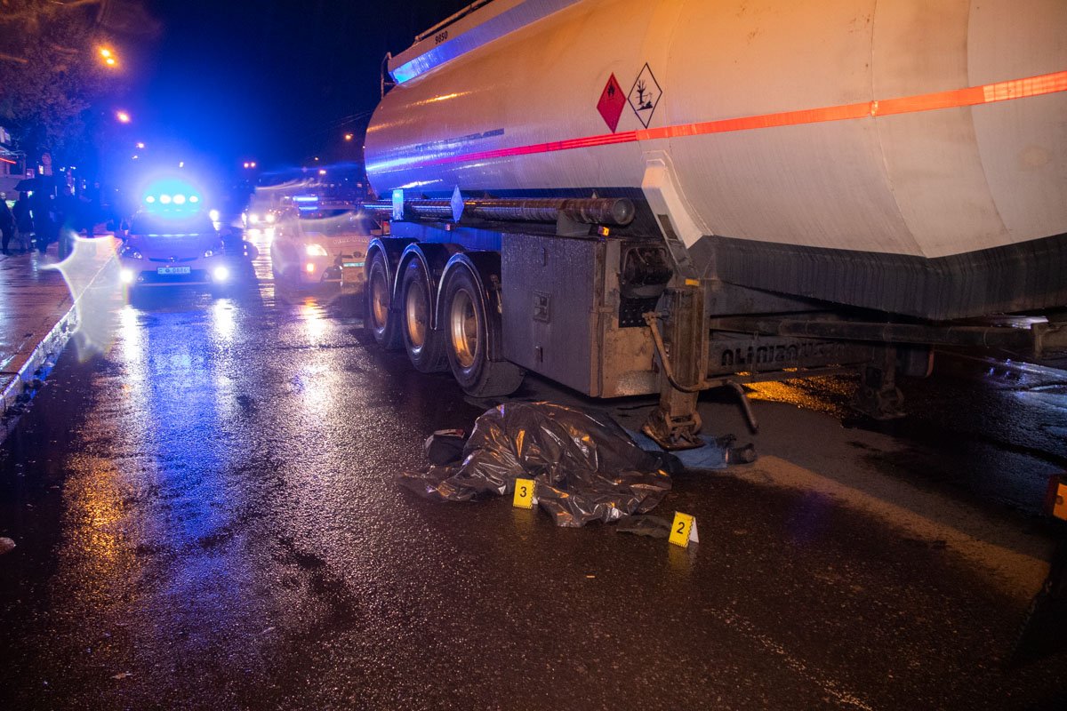 Бензовоз сбил мужчину на вид 50-60 лет, который перебегал дорогу в неположенном месте