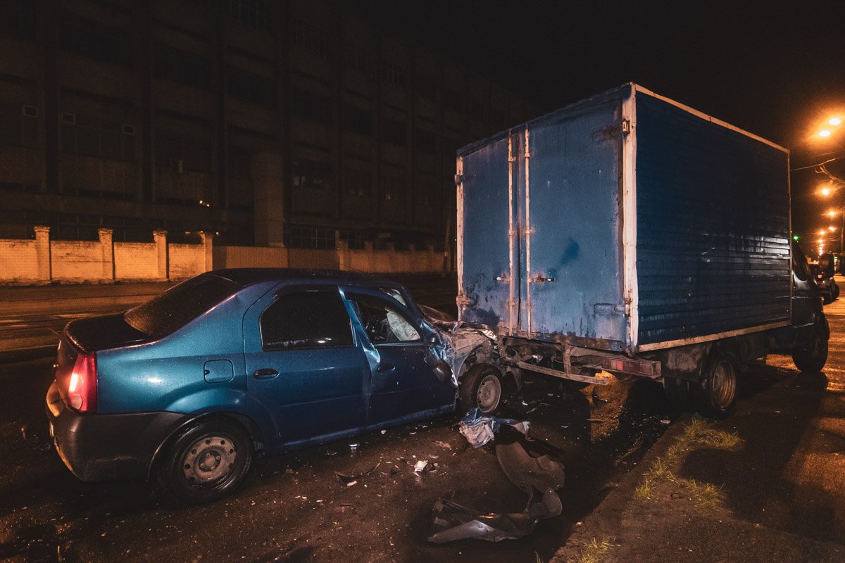 Основной удар пришелся на пассажирскую сторону Основной удар пришелся на пассажирскую сторону