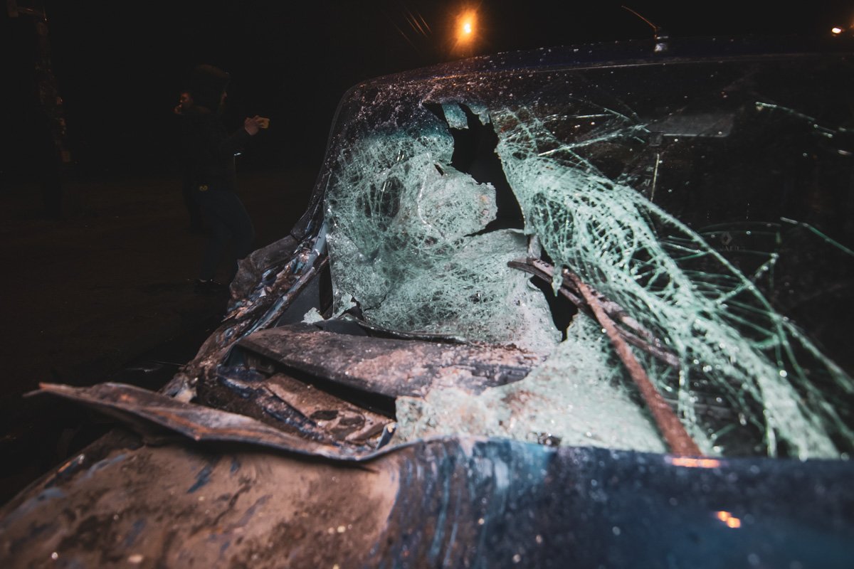 Драйвер при столкновении разбил и порезал себе лицо, ему оказали помощь, но от госпитализации он отказался Драйвер при столкновении разбил и порезал себе лицо, ему оказали помощь, но от госпитализации он отказался