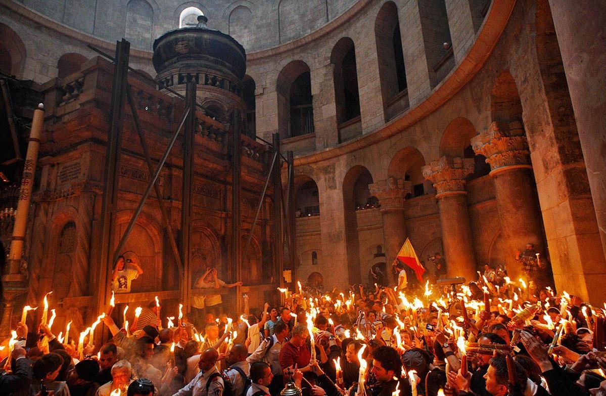 Накануне праздника христиане во всем мире ждут явления Благодатного огня