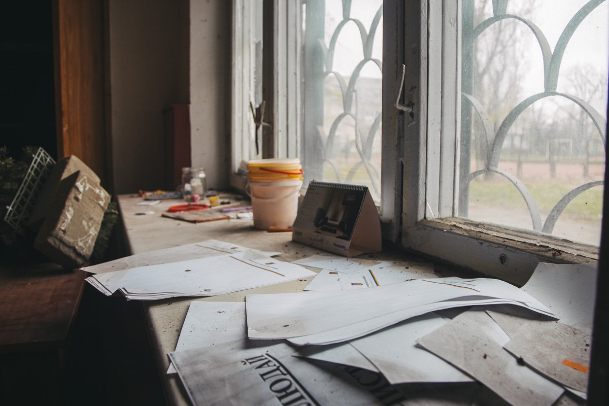 Здание сейчас напоминает свалку мусора и старых вещей 