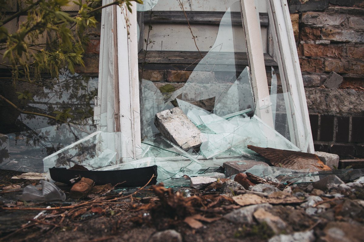 От окон в помещении остались лишь осколки 