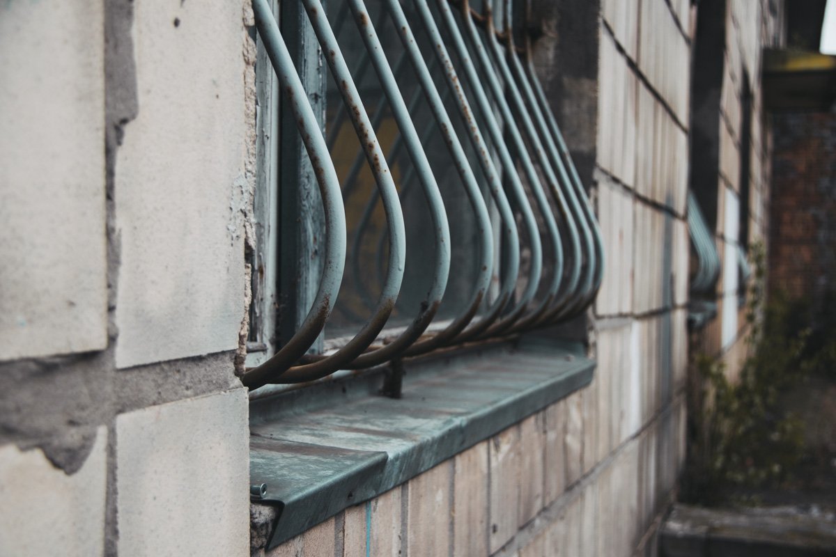 Решетки на окнах поржавели от времени 