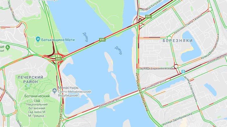 Дарницкий мост и мост Патона также стоят в пробках, однако здесь ситуация явно получше, чем на их южном соседе Дарницкий мост и мост Патона также стоят в пробках, однако здесь ситуация явно получше, чем на их южном соседе