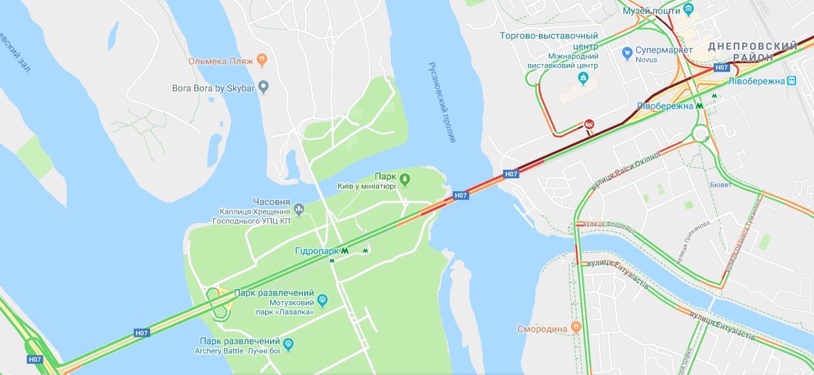 Сам по себе Русановский мост почти полностью свободен от пробок. Однако станция метро "Левобережная" окрашена в бордовый, а значит проблем с заездом на мост хватает Сам по себе Русановский мост почти полностью свободен от пробок. Однако станция метро "Левобережная" окрашена в бордовый, а значит проблем с заездом на мост хватает