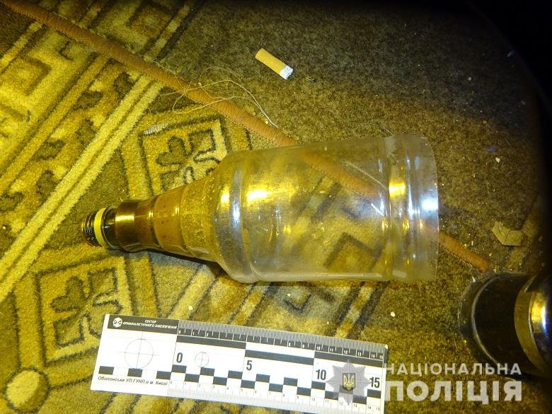 В ходе обыска помимо растений копы также нашли пластиковую бутылку с коричневыми следами