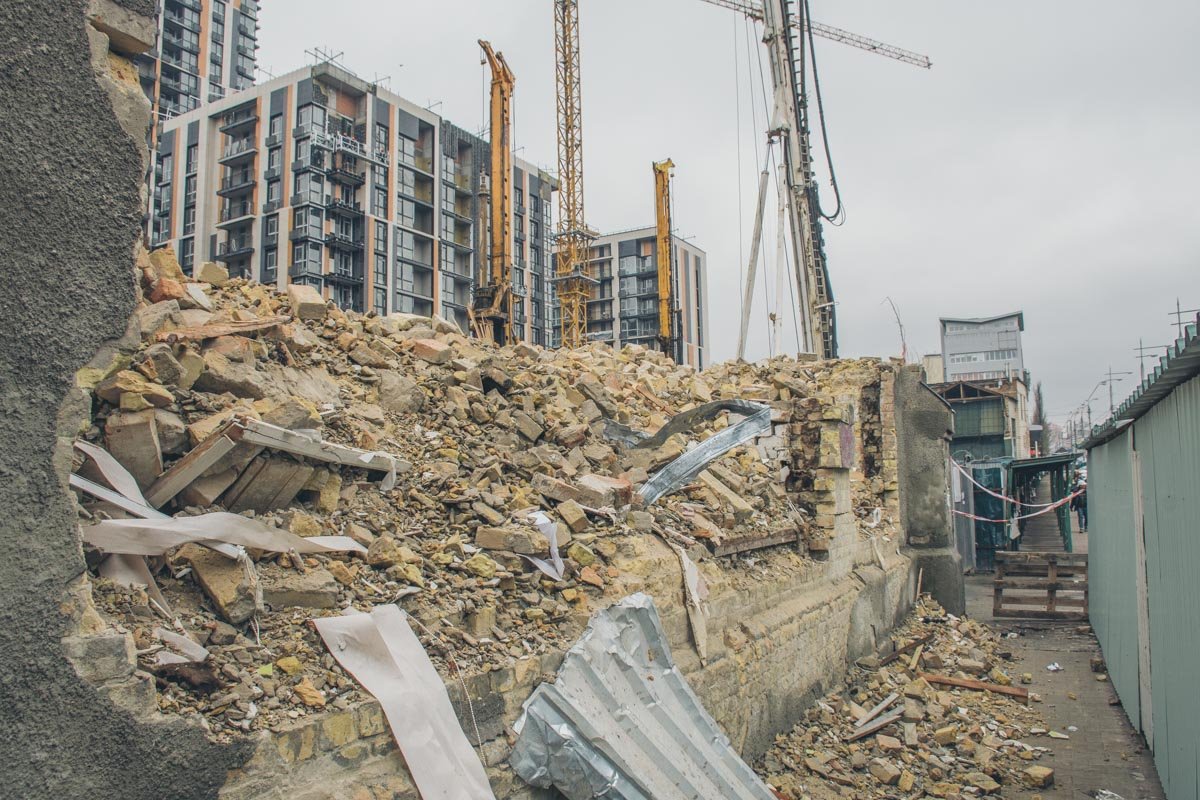 Все, что напоминает о вековом здании сейчас- это несколько огрызков (по другому не скажешь) стен да куча строительного мусора Все, что напоминает о вековом здании сейчас- это несколько огрызков (по другому не скажешь) стен да куча строительного мусора