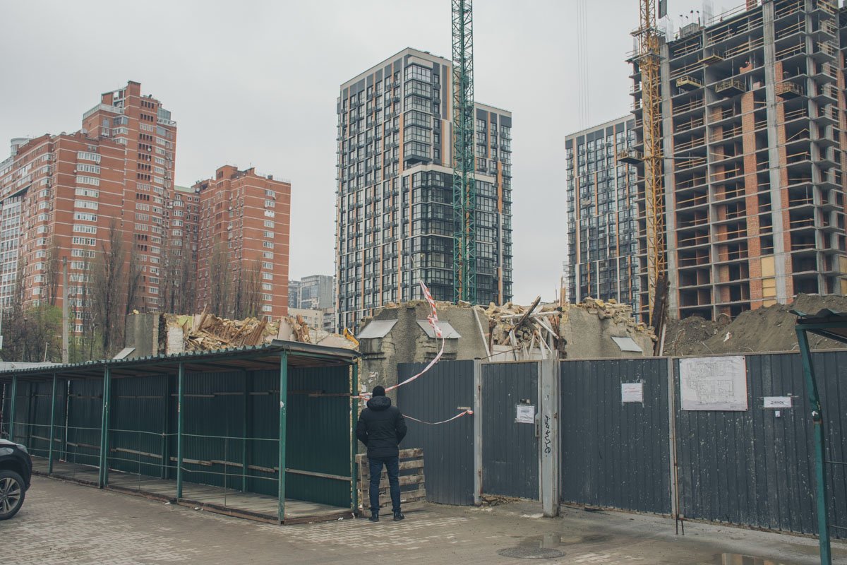 Территория вокруг уже несуществующего здания огорожена - здесь ведется активное строительство Территория вокруг уже несуществующего здания огорожена - здесь ведется активное строительство