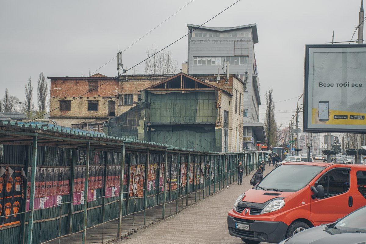 На очереди чуть более "молодое" здание - комплекс тяговой подстанции. Этот дом появился на карте Киева в 1930-х годах На очереди чуть более "молодое" здание - комплекс тяговой подстанции. Этот дом появился на карте Киева в 1930-х годах