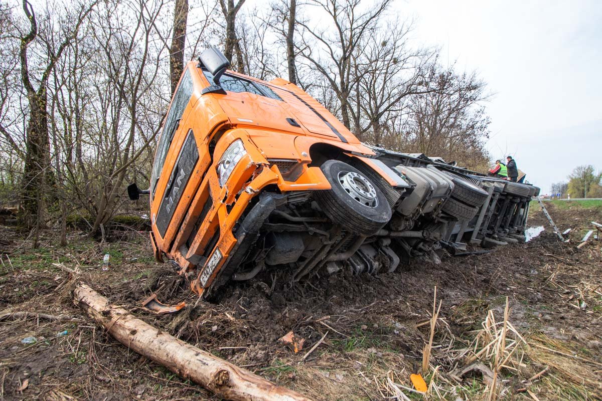 Под Киевом в районе села Небелица перевернулась фура Под Киевом в районе села Небелица перевернулась фура