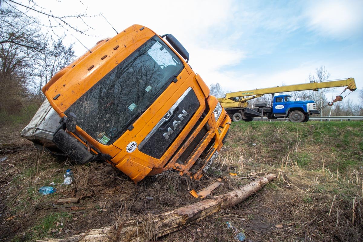 Машина заехала на обочину и вылетела в кювет Машина заехала на обочину и вылетела в кювет