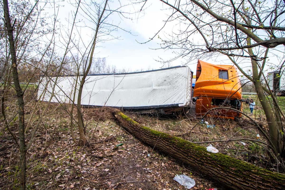 В результате происшествия грузовик упал набок и пролежал в кювете 3 дня В результате происшествия грузовик упал набок и пролежал в кювете 3 дня