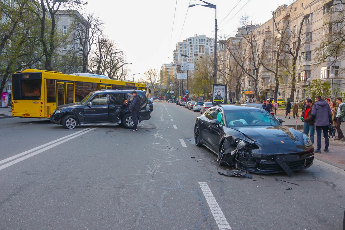 В Киеве на улице Мазепы Mitsubishi Pajero столкнулся с Porsche Panamera В Киеве на улице Мазепы Mitsubishi Pajero столкнулся с Porsche Panamera
