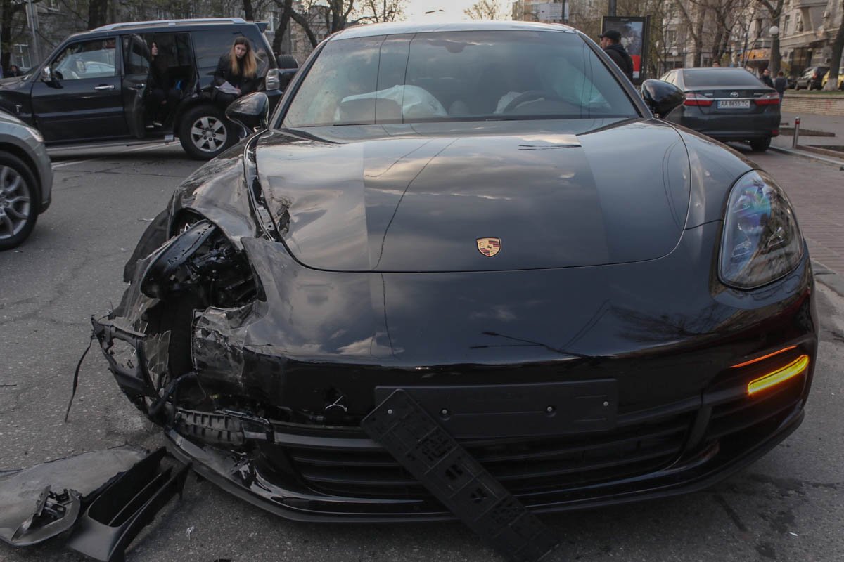 По предварительной информации, Panamera двигался со стороны станции метро "Арсенальная" на зеленый свет По предварительной информации, Panamera двигался со стороны станции метро "Арсенальная" на зеленый свет