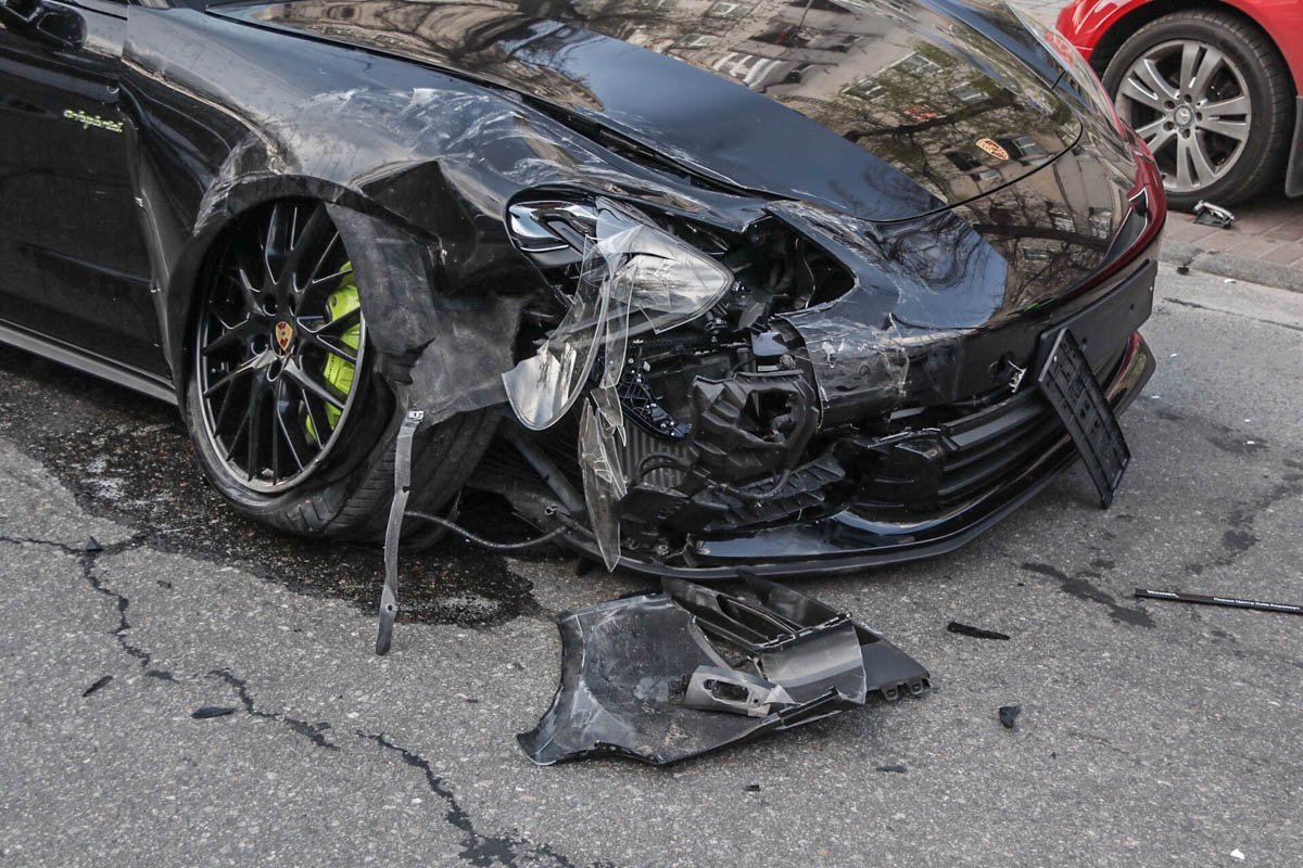 Детали аварии устанавливаются Детали аварии устанавливаются