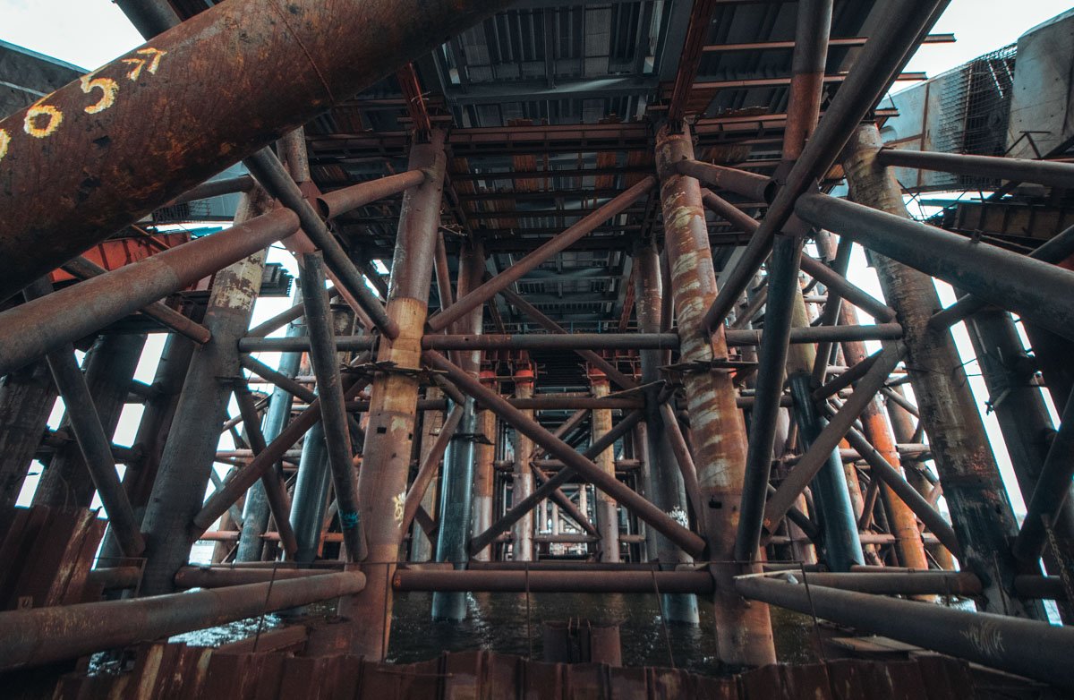 На мосту демонтируют крайние опоры, устанавливают балки автопроезда