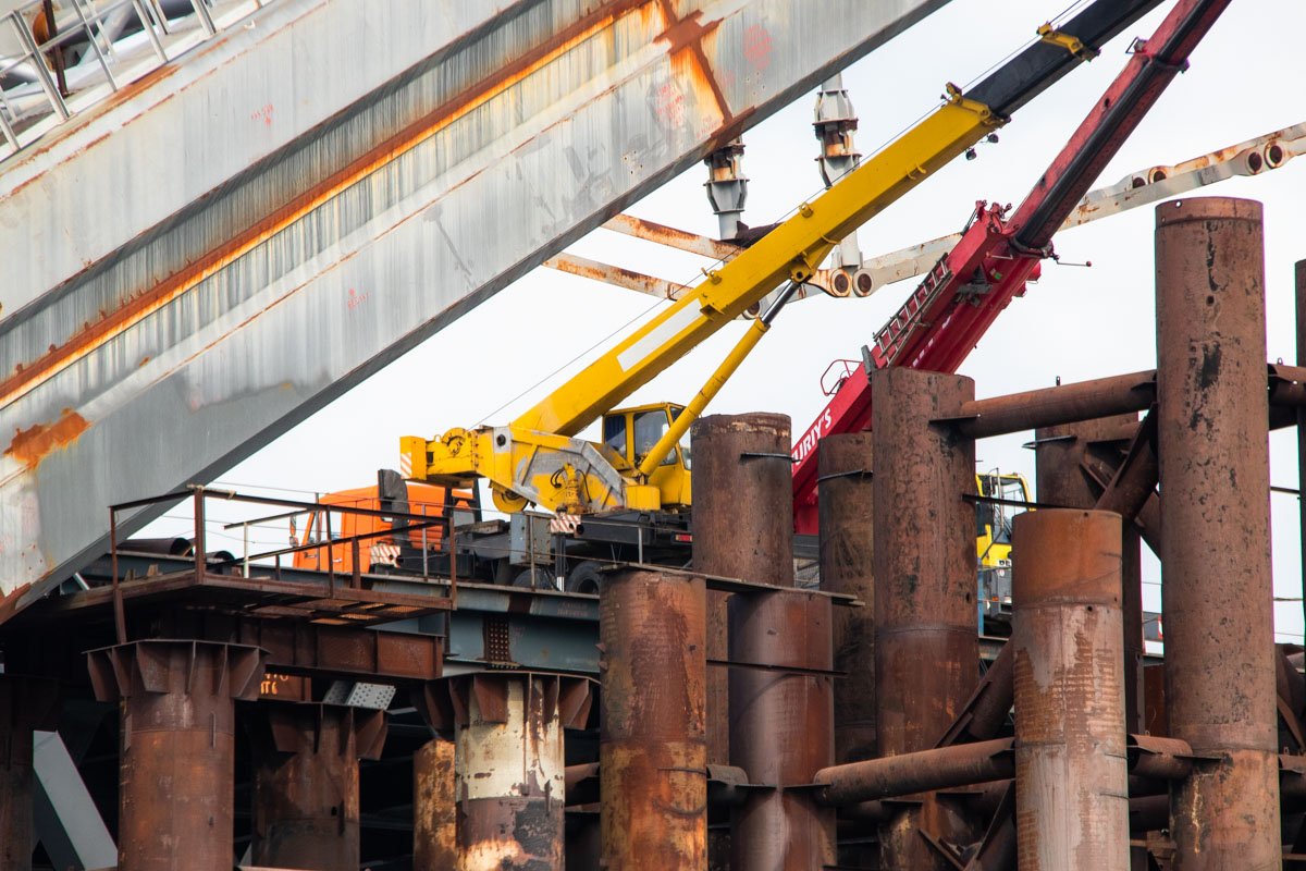 На конструкции устанавливают барьерное ограждение и обустраивают тротуары 