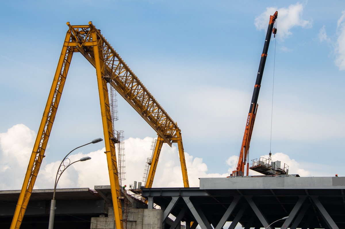 Специалисты замыкают стыки арки и обустраивают левоповоротный съезд