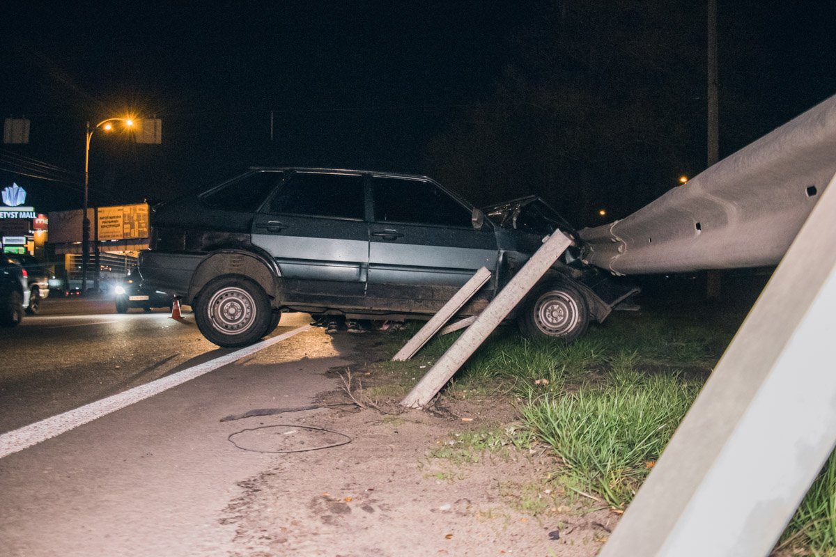 В Киеве ВАЗ влетел в отбойник