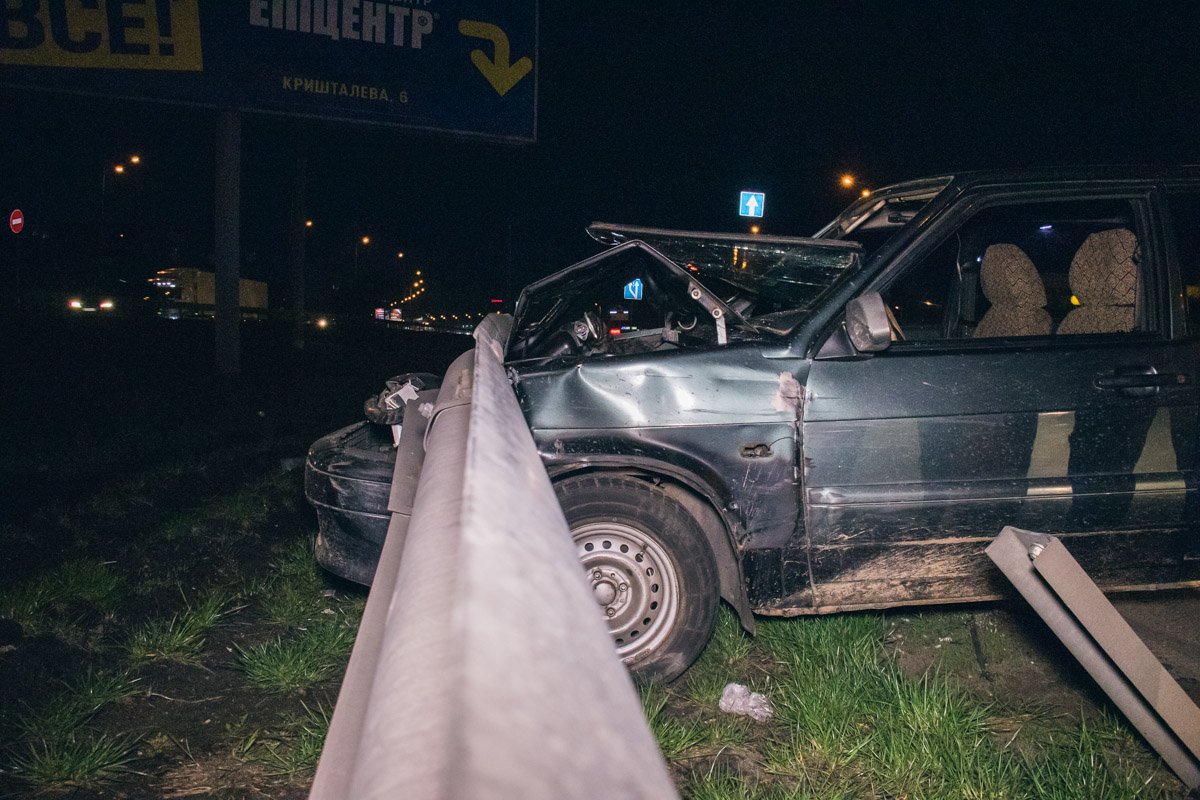 Водитель получил травмы головы и был госпитализирован 