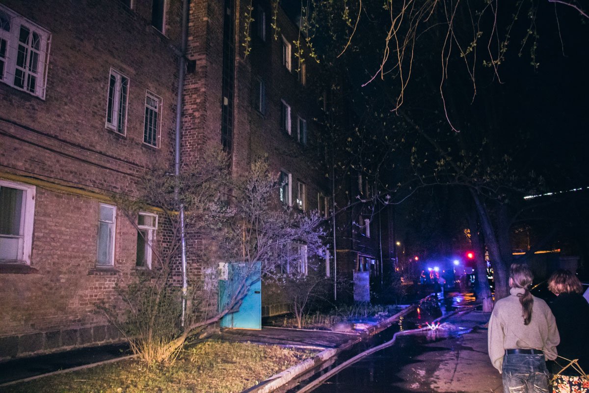 В Киеве загорелась крыша жилого дома