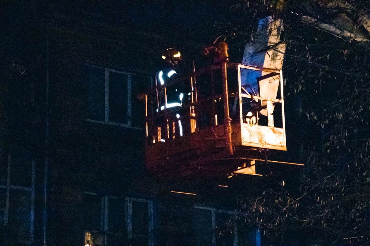 Огонь охватил 200 квадратных метров крыши 