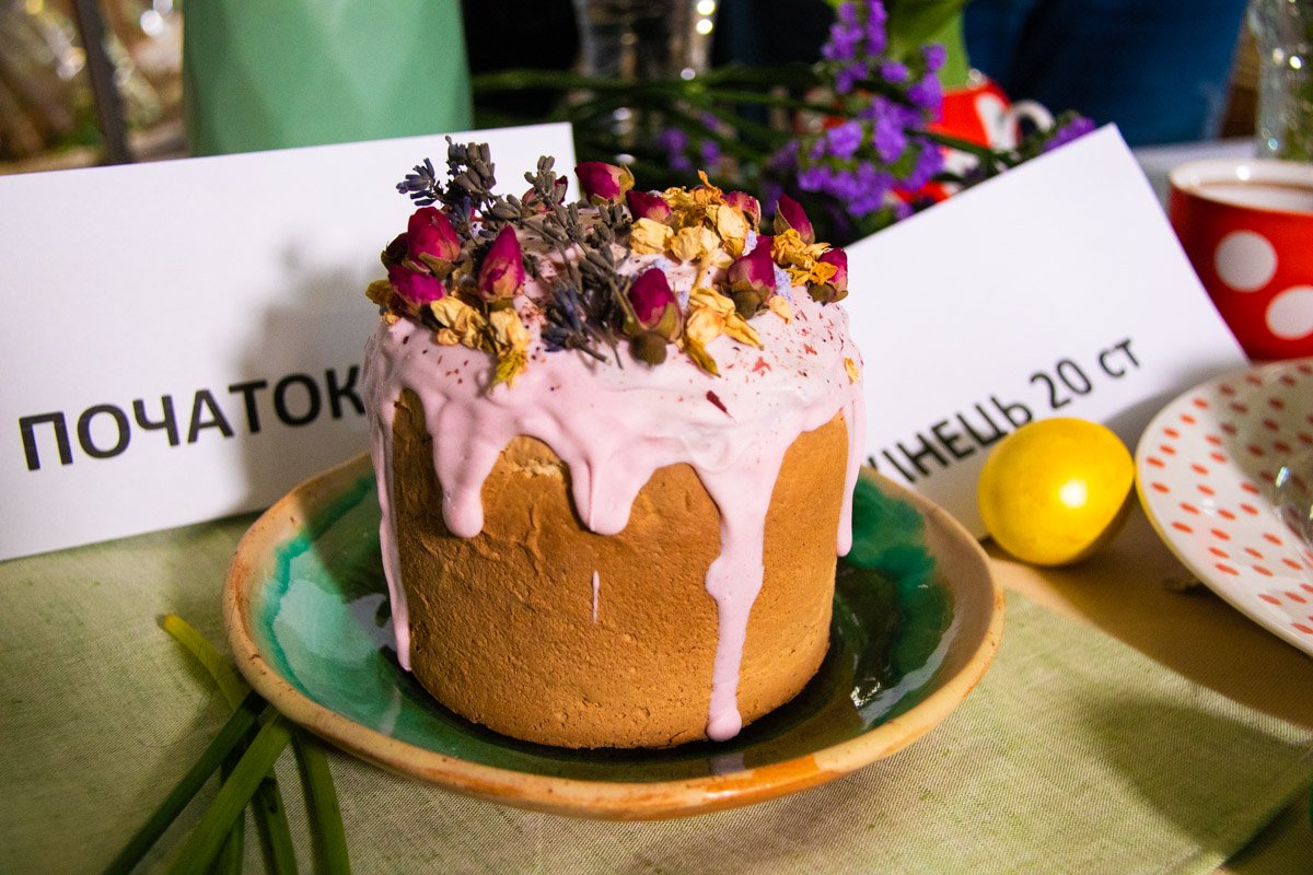 Паски, которые привыкли видеть на столе мы, готовят с использованием дрожжей, присыпки и глазури Паски, которые привыкли видеть на столе мы, готовят с использованием дрожжей, присыпки и глазури