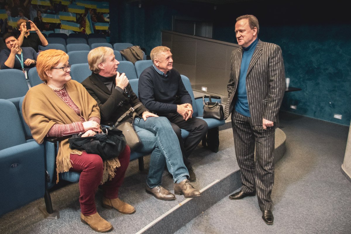 Также на церемонии присутствовали дочь мэтра Светлана, а также легенды "Динамо" Киев Михайличенко, Бессонов и Беланов Также на церемонии присутствовали дочь мэтра Светлана, а также легенды "Динамо" Киев Михайличенко, Бессонов и Беланов